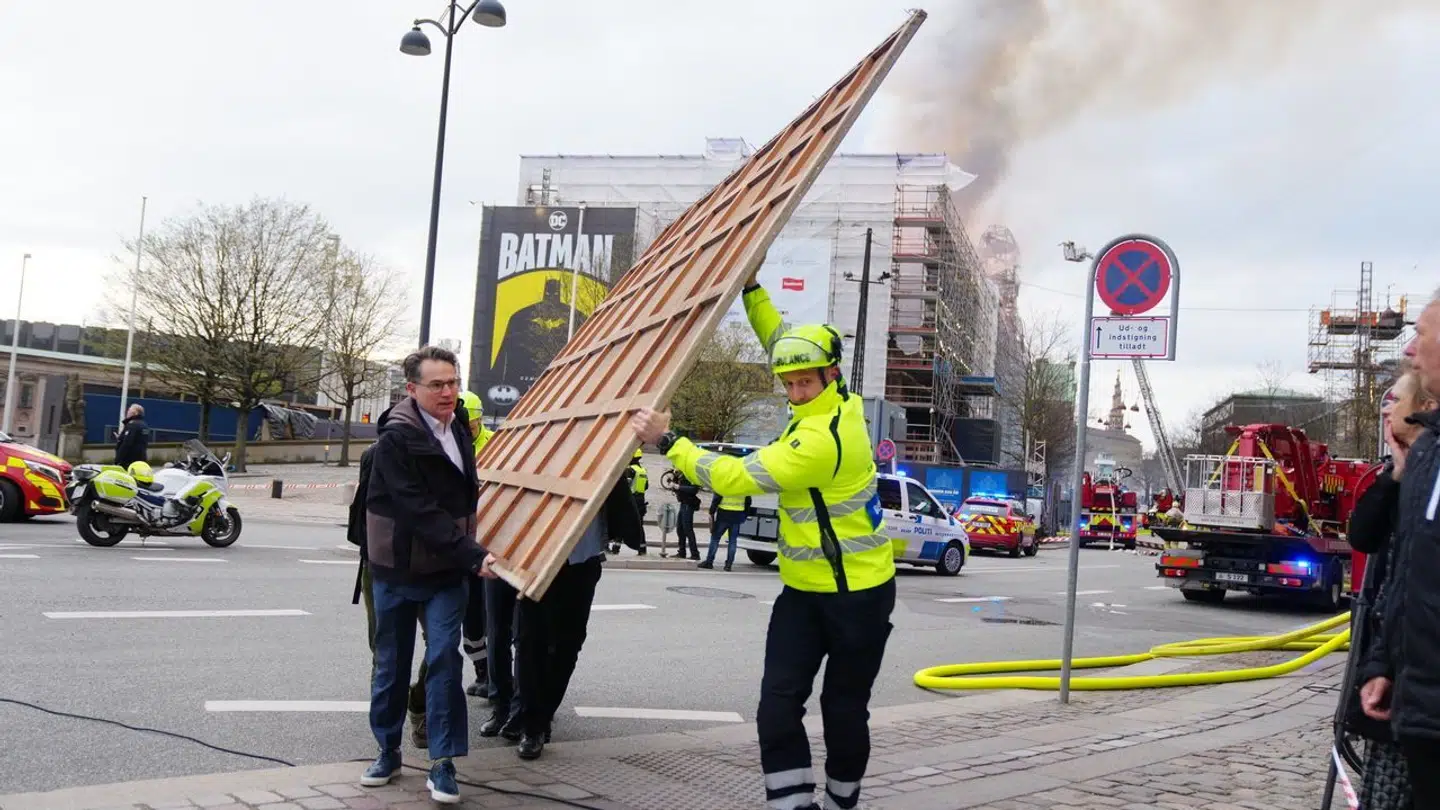 Dansk Erhvervs direktør, Brian Mikkelsen, hjælper til med at redde malerier ud af den brændende bygning.
