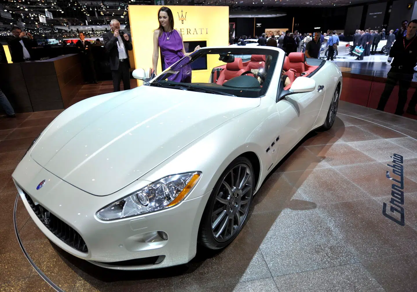 Mens hendes allerførste bil var en Mazda 323F, var den seneste en Maserati GranCabrio.