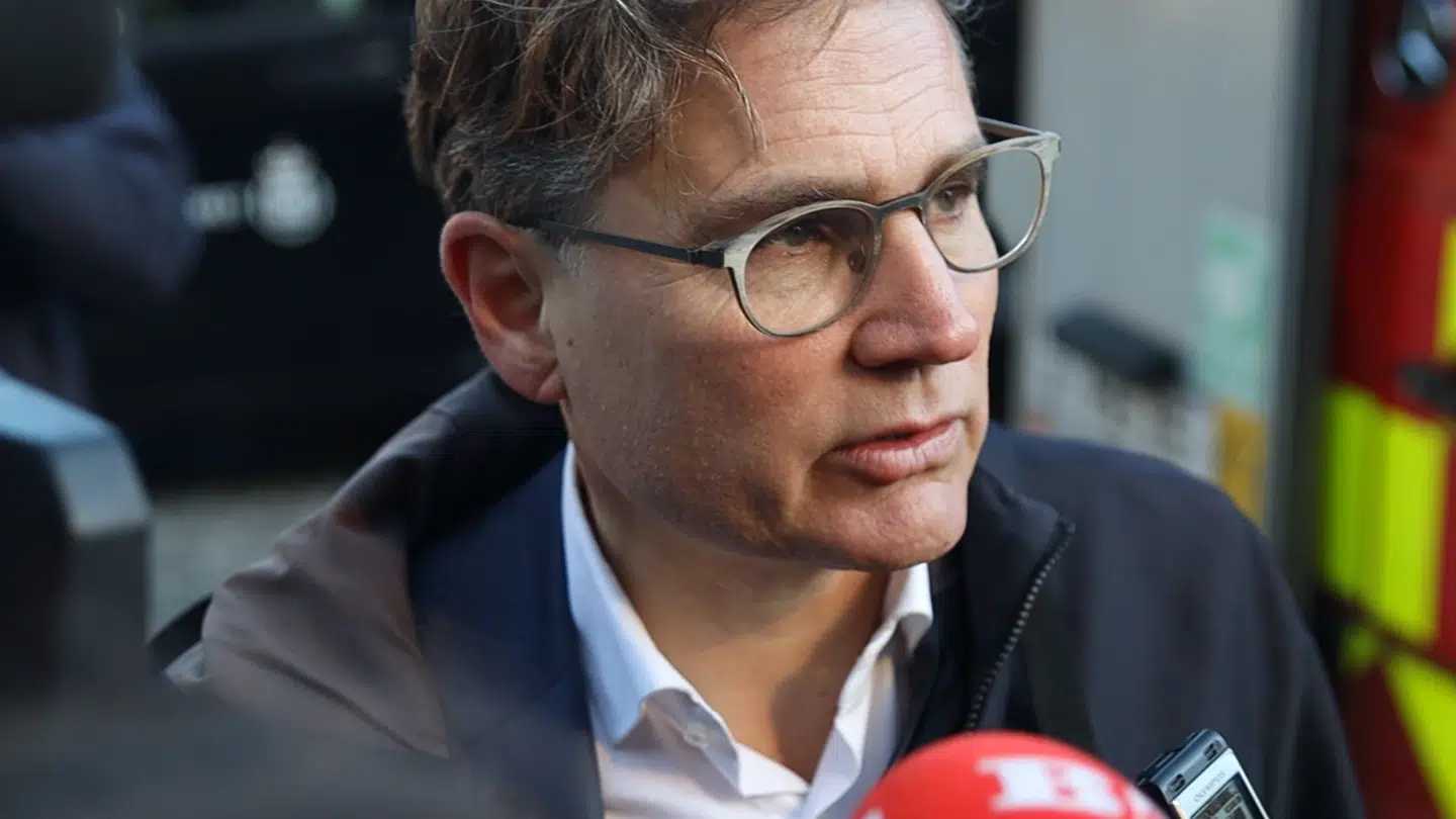 Brian Mikkelsen udtaler sig til den fremmødte presse.