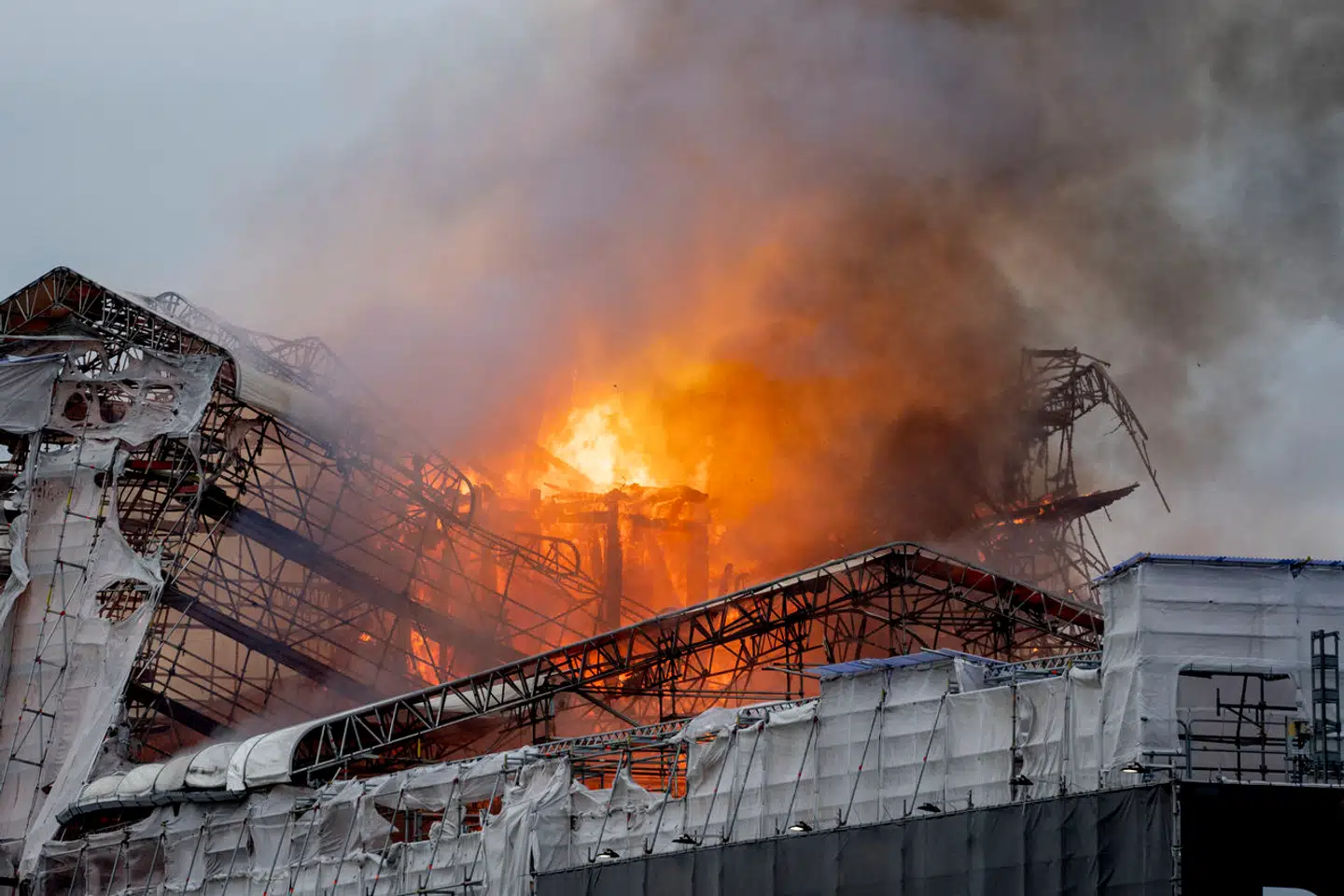 Spiret over Børsen i København er væltet. Dermed er byen et af sine mange tårne fattigere.
