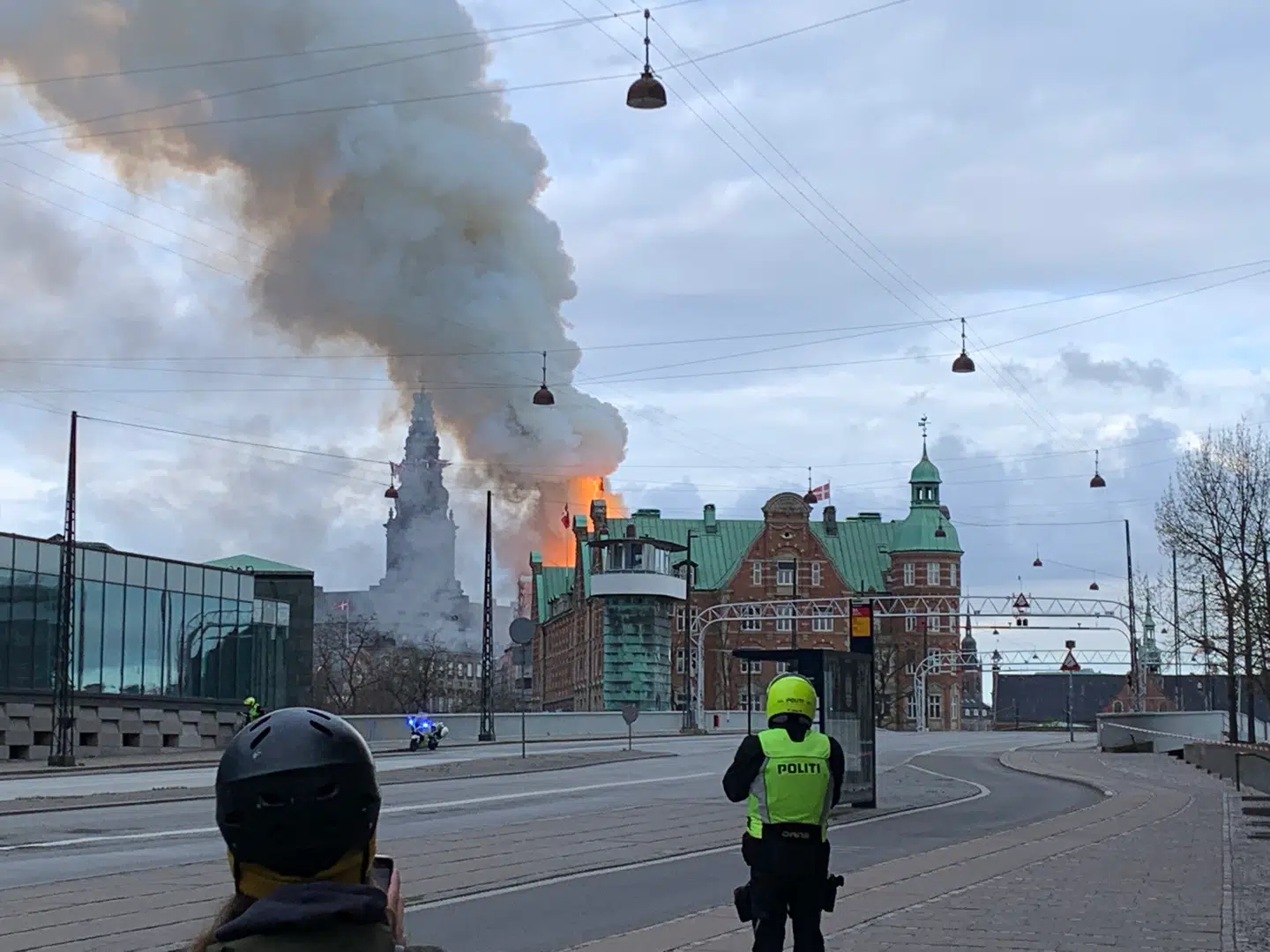 Børsen er i flammer - midt i dronning Margrethes fødselsdag. Foto: Kristian Dam Nygaard.