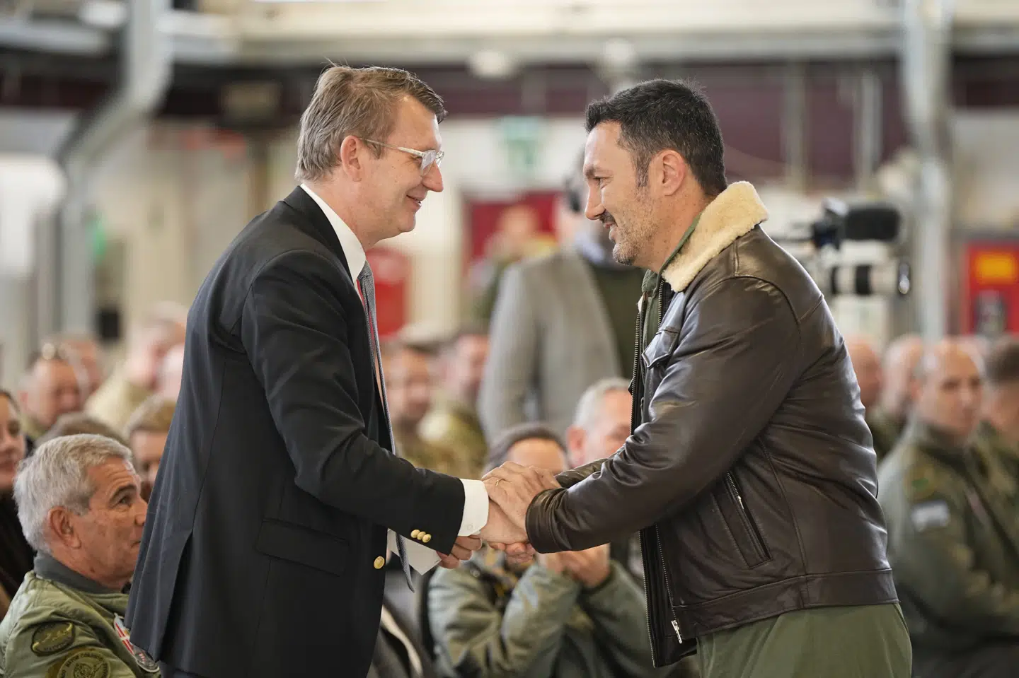 De danske og argentinske forsvarsministre mødtes tirsdag på Flyvestation Skrydstrup for at underskrive aftalen om salg af F-16-fly.