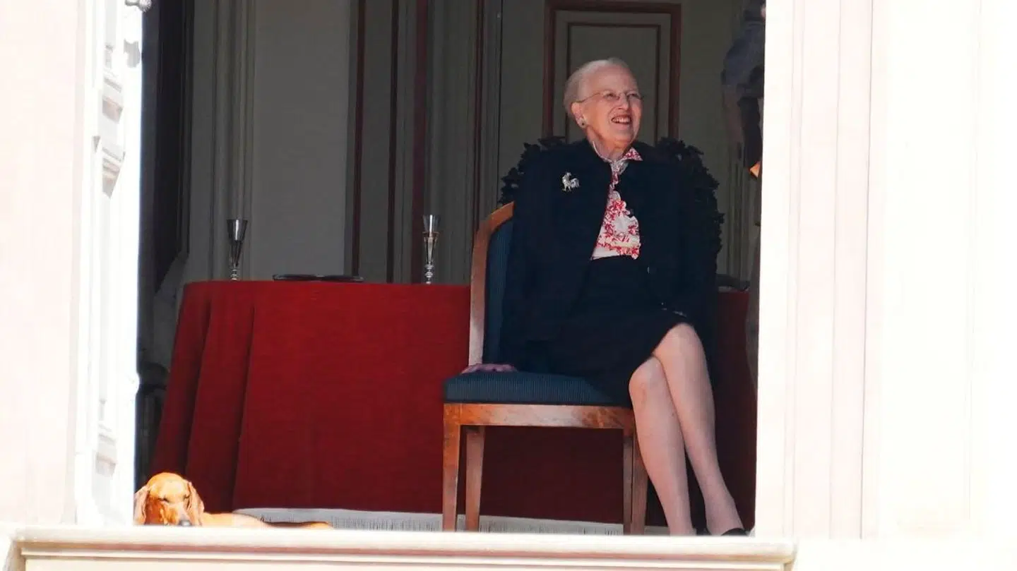 Dronning Margrethe viser sig for de mange fremmødte på sin 84 års fødselsdag på Fredensborg Slot.