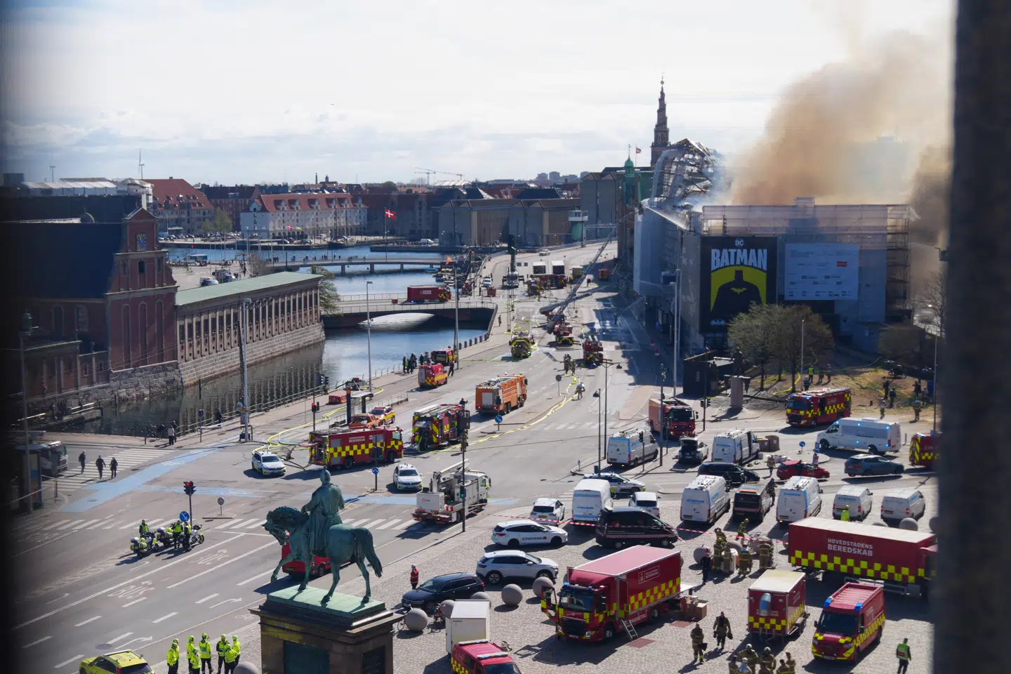 Brand i den historiske bygning Børsen set fra Christiansborg i København.