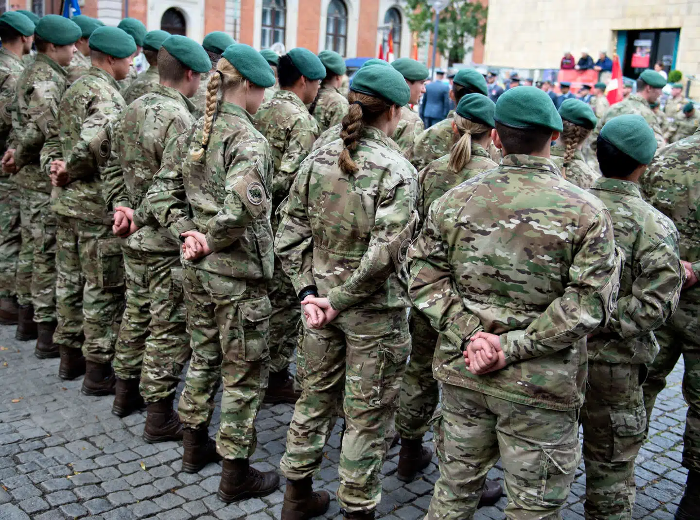 »Lige mulighed for at overleve og præstere i krig bør være det reelle ligestillingskriterium,« skriver Hans Hansen. Her ses soldater fra Trænregimentet i Aalborg ses her ved paraden på flagdagen i Aalborg, 5. september 2019.