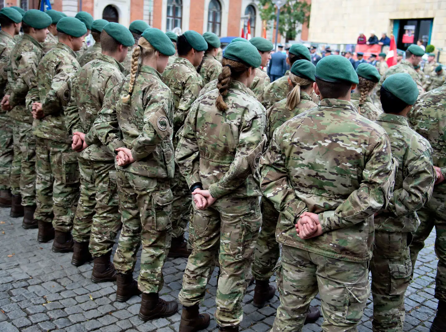 »Lige mulighed for at overleve og præstere i krig bør være det reelle ligestillingskriterium,« skriver Hans Hansen. Her ses soldater fra Trænregimentet i Aalborg ses her ved paraden på flagdagen i Aalborg, 5. september 2019.