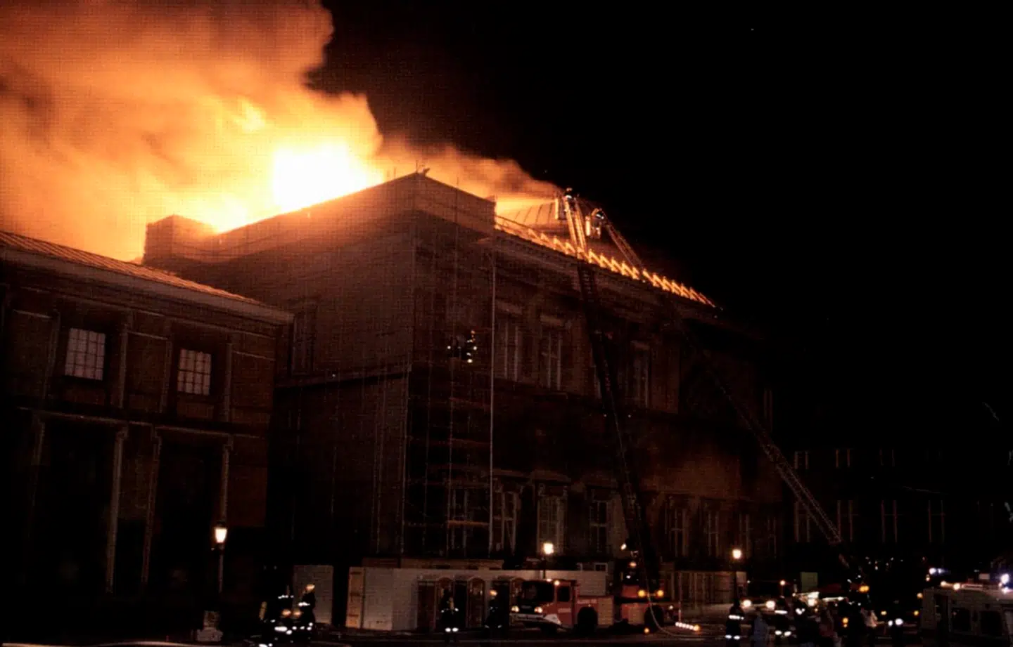 Flammerne fra Christiansborg Slotskirke lyser den københavnske nattehimmel op. 1992.