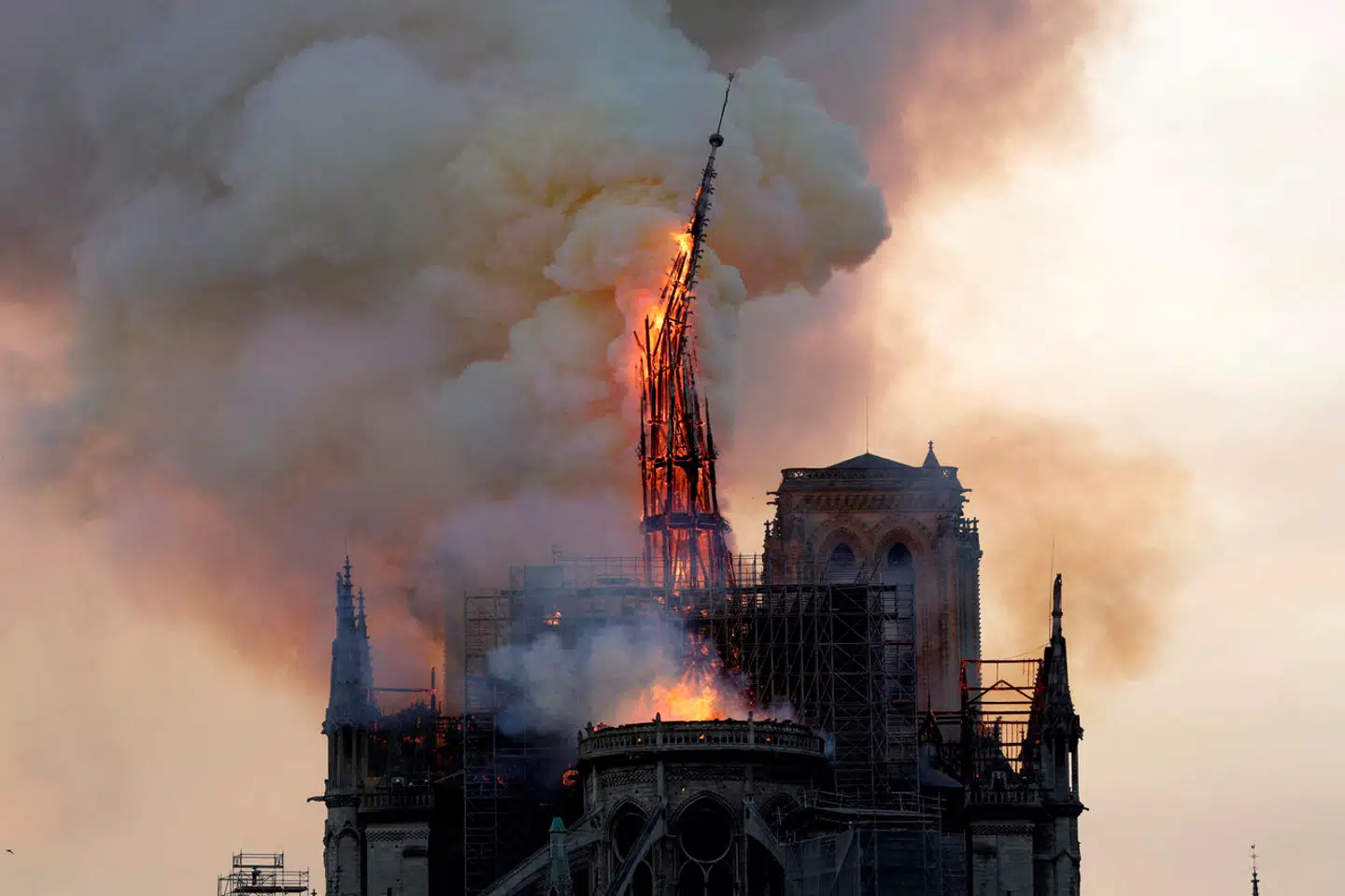 Hele verden fulgte med, da spiret over Notre Dame for fem år siden bukkede under for flammerne fra en storbrand. Til december er såvel spiret som resten af katedralen genopført og – ifølge Frankrigs præsident Emmanuel Macron – smukkere end nogensinde.