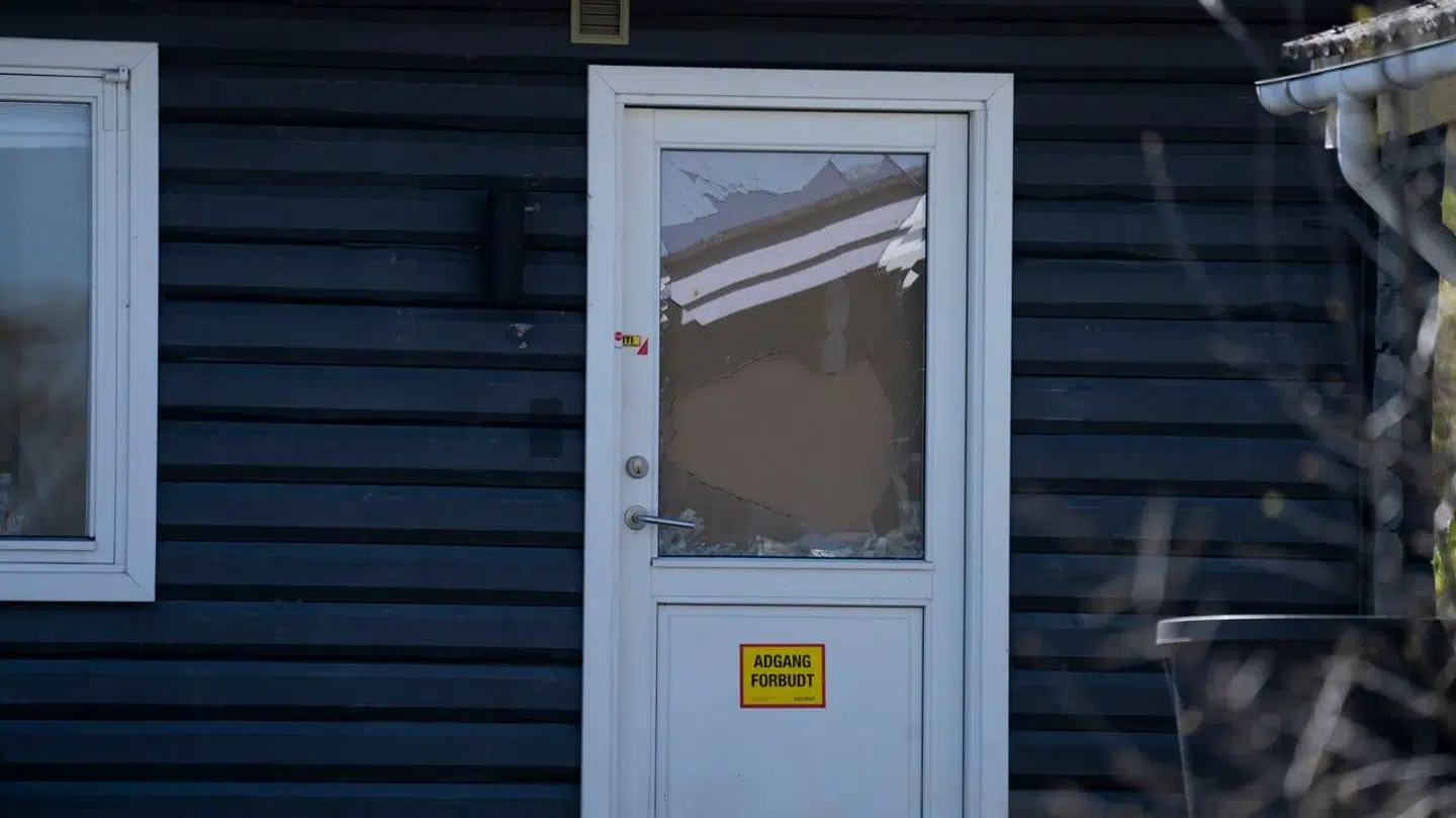 I forbindelse med anholdelsesaktionen blev et af husets ruder smadret.