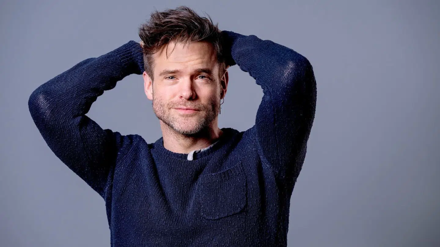 Den 41-årige entertainer Silas Holst røber, hvad der stod på hans første lønseddel, da han som ung spillede med i reklamefilm.