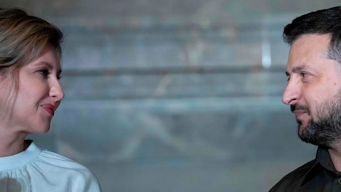 Olena Zelenska med sin mand Volodymyr Zelensky i 2023. Hun fortæller nu B.T. om livet under den mere end to år lange krig i hjemlandet.