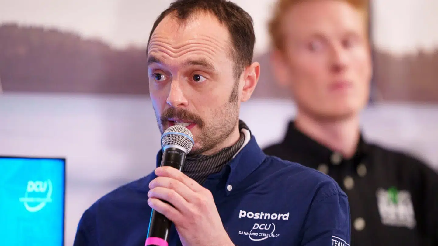 Anders Lund sad foran skærmen, da Jonas Vingegaard styrtede voldsomt i Baskerlandet Rundt.