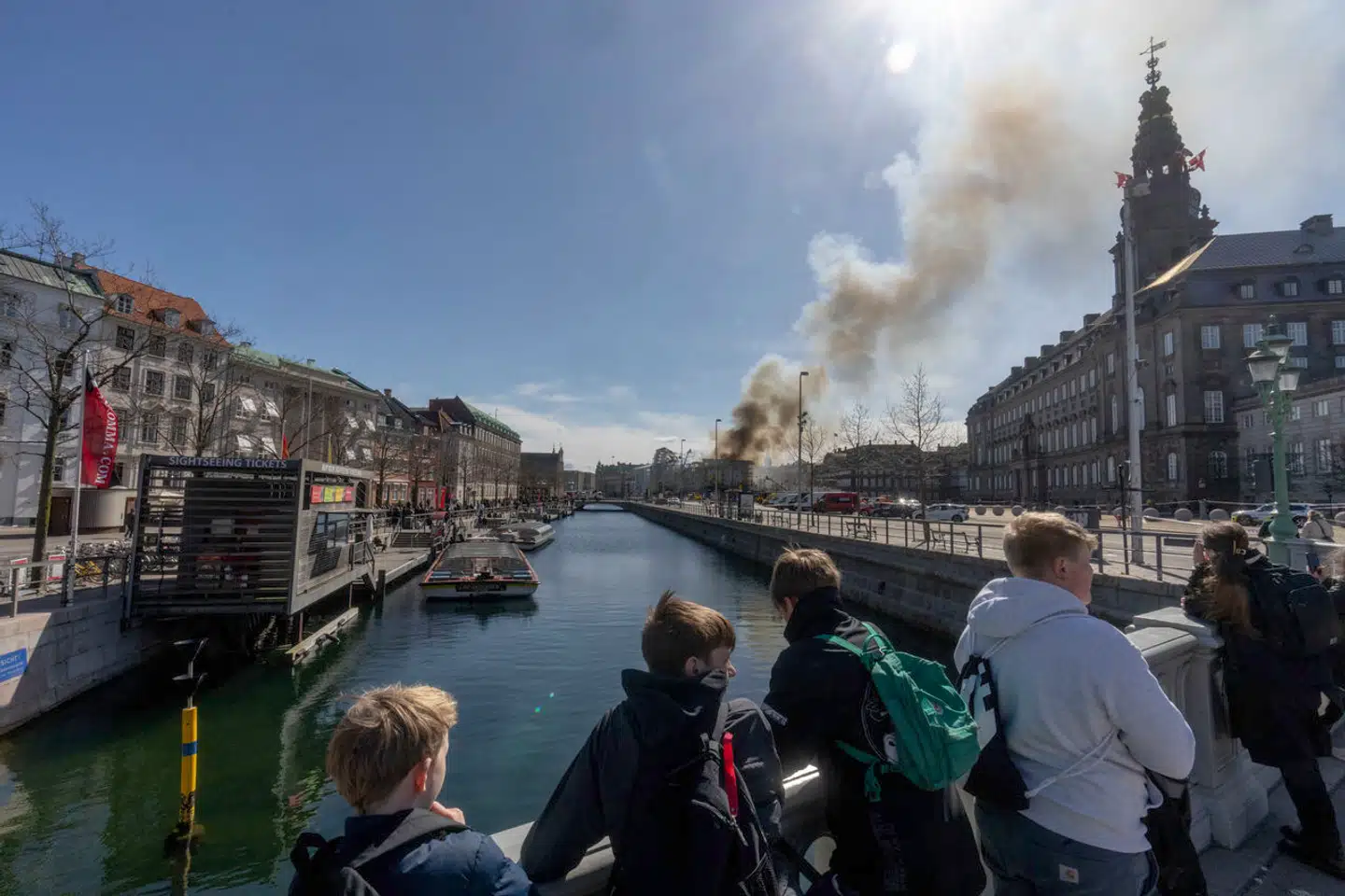 Børsen hører til de mest berømte bygninger på Slotsholmen, magtens ø midt i København. Og fra naboerne på Christiansborg blev der tirsdag hurtigt udtrykt ønske om en genopførelse af den nedbrændte bygning.