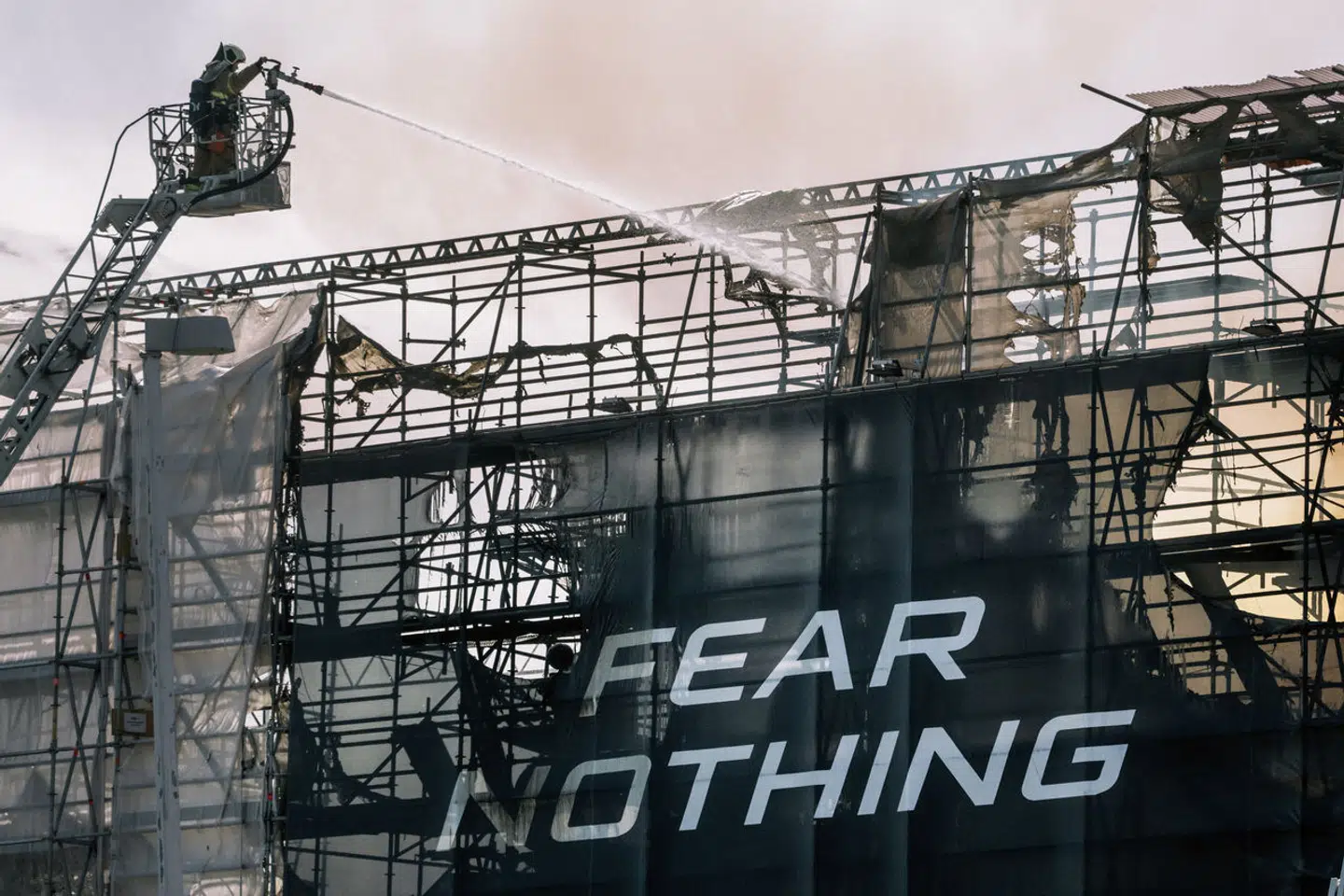 »Fear Nothing« stod der på en reklame for Airtox, der dækkede børsbygningen.