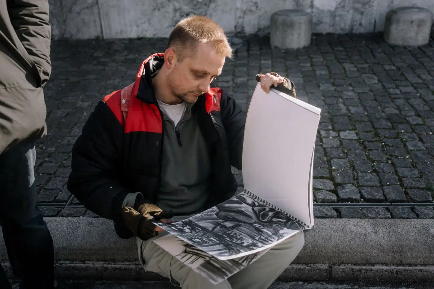 Kunstneren Peter Voss-Knude sad hele dagen og skitserede branden for at indfange dybden af det, der skete.