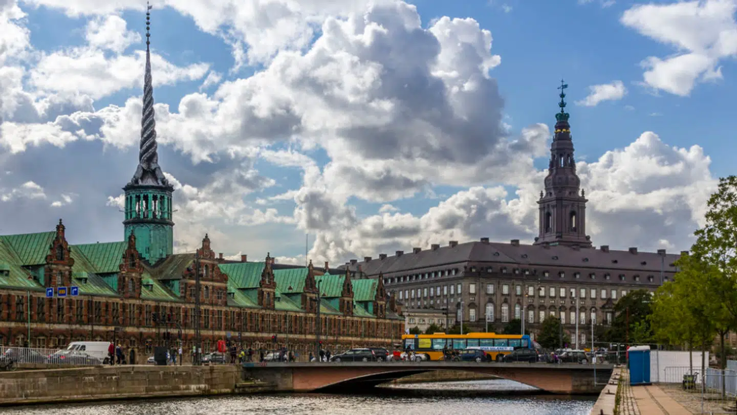 Børsen, som den så ud indtil tirsdag, hvor en brand raserede i halvdelen af bygningen.