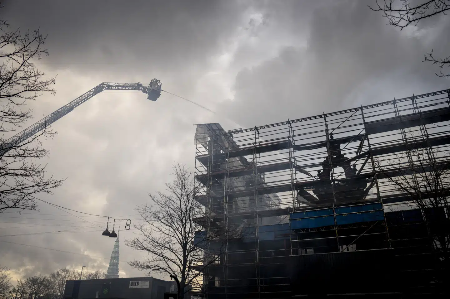 Tirsdag morgen klokken 07.36 fik brandvæsnet en anmeldelse om, at der var brand i Børsen i København.