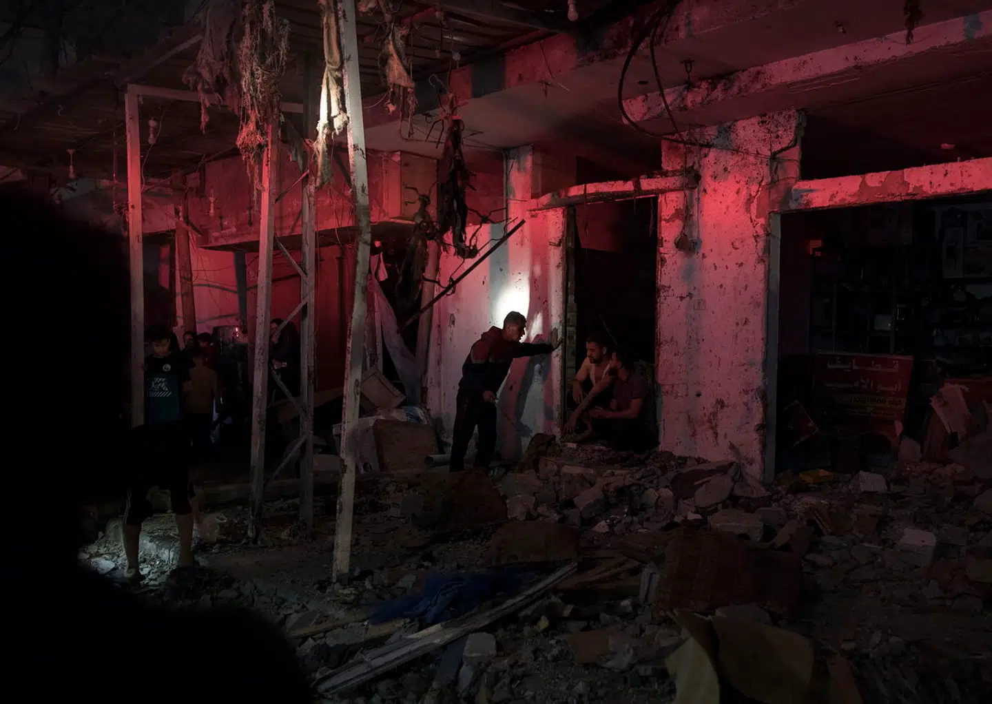 Det israelske militær har udskudt landoperationen i den sydlige Gaza-by Rafah, skriver CNN på baggrund af to israelske kilder. Luftangrebene fortsætter imidlertid.