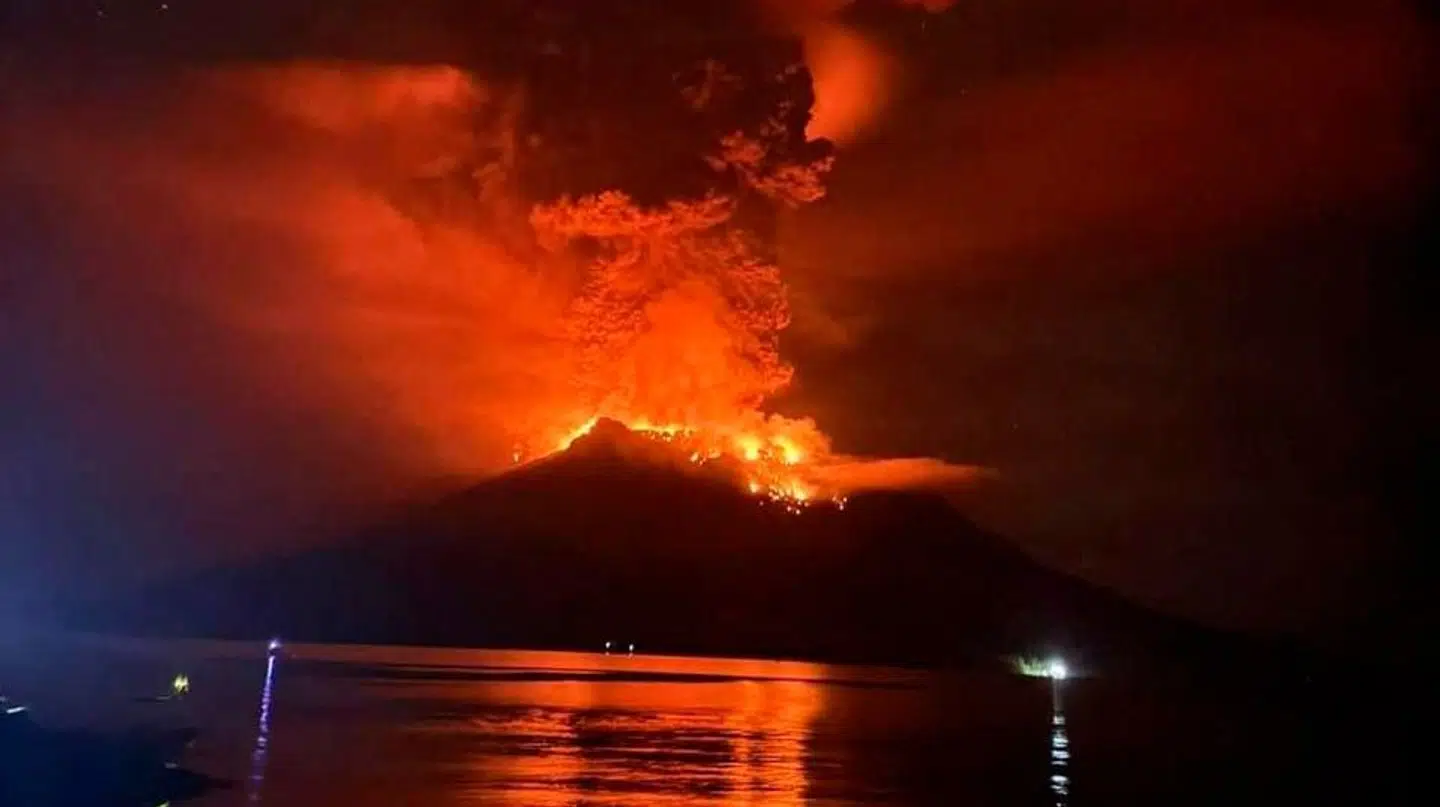 Her ses et billede af Ruang-vulkanens udbrud tirsdag.