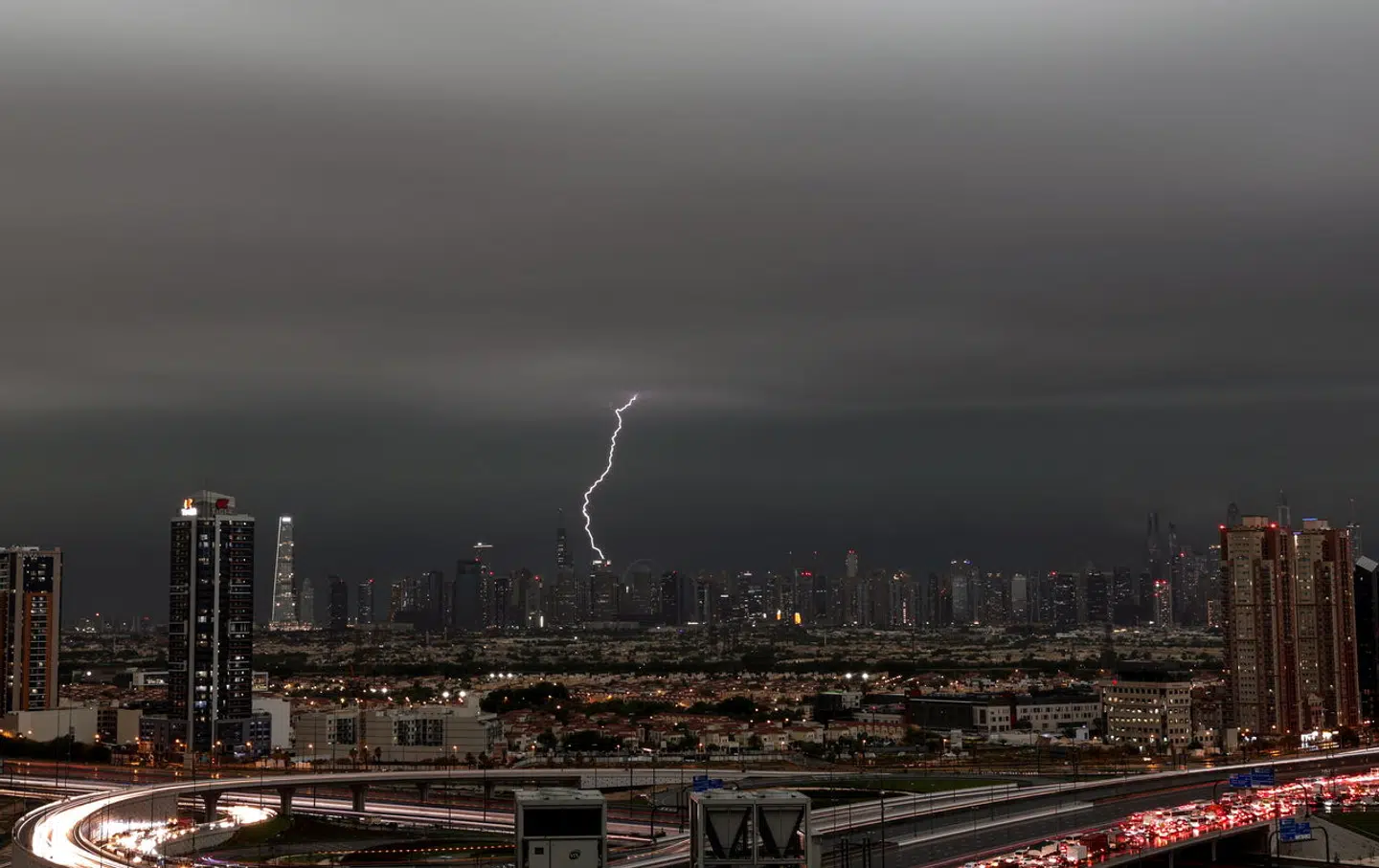 Uvejr over Dubai.