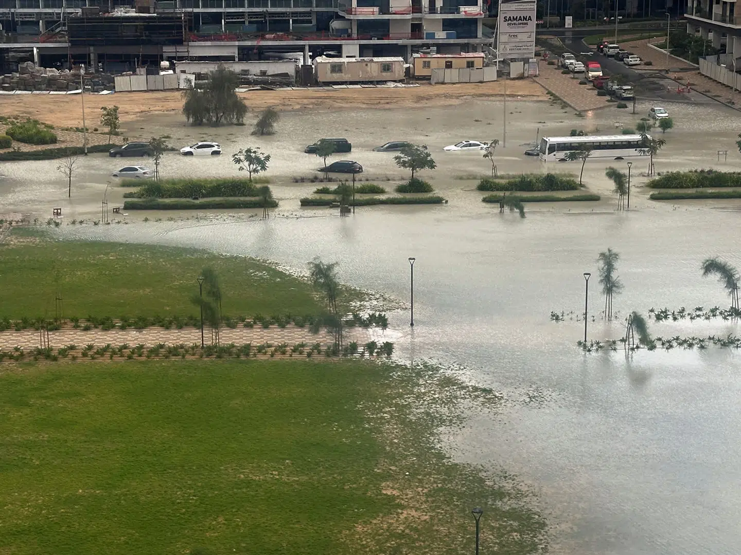 En oversvømmet vej i Dubai.