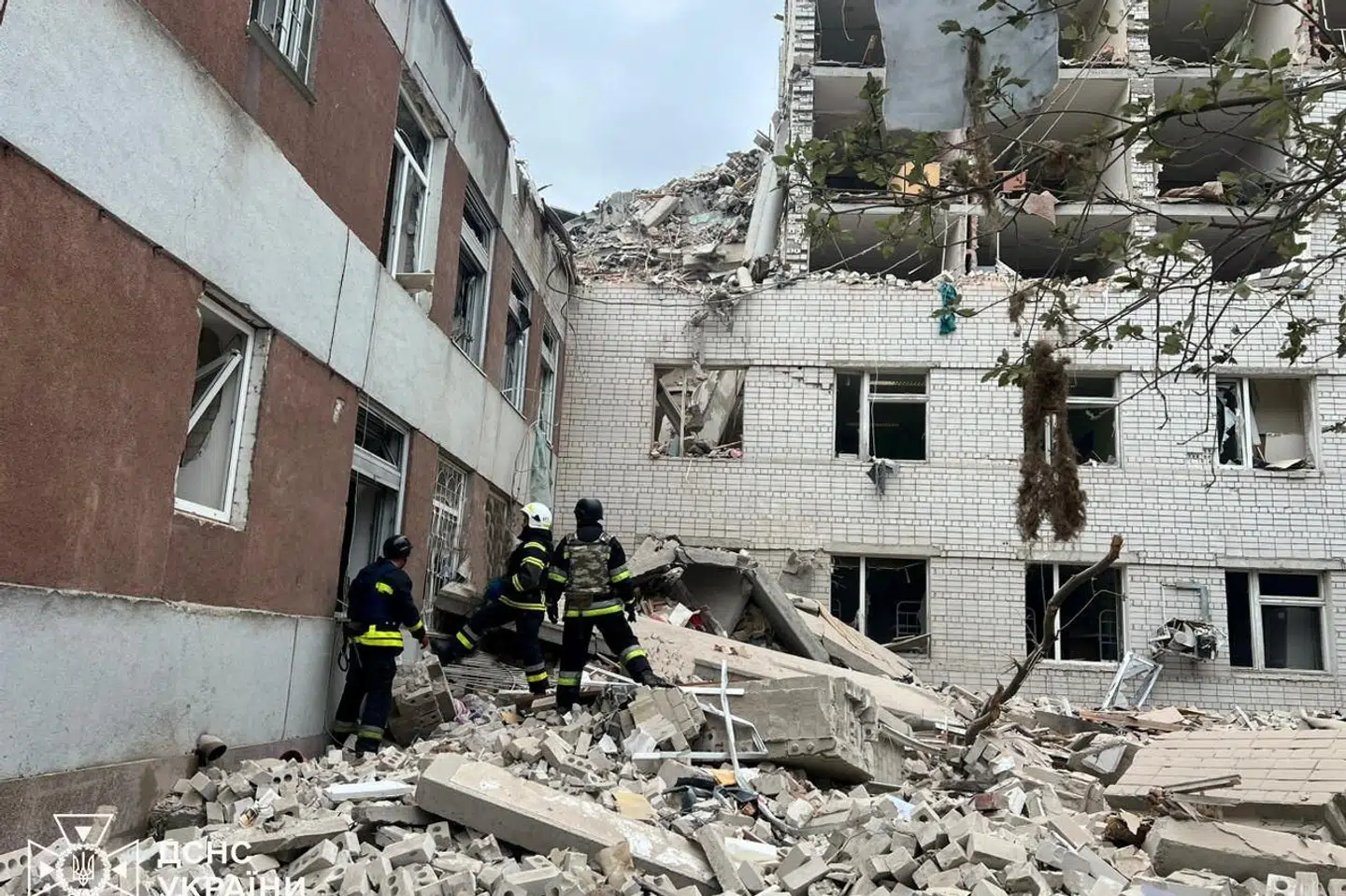 Redningsfolk arbejder ved en bygning, som onsdag er blevet ramt af et russisk missilangreb i den nordukrainske by Tjernihiv. Angrebet har kostet adskillige mennesker livet.