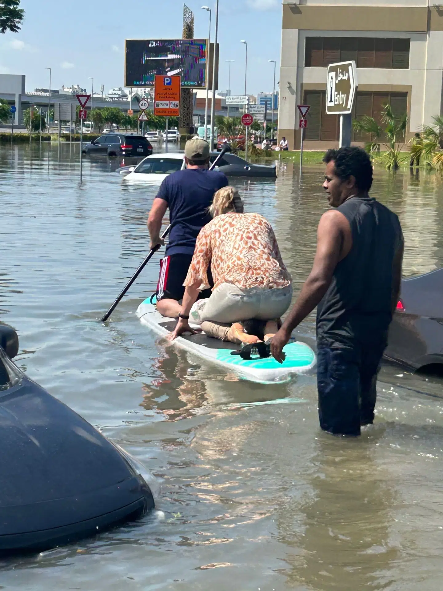 Tina Stålung på paddleboard på vej mod hotellet.
