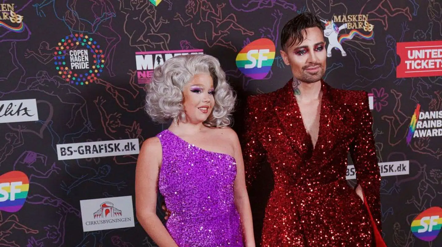 Tinus de Schunard med drag-kollegaen Jeppe Gammelby til Danish Rainbow Awards 2023.