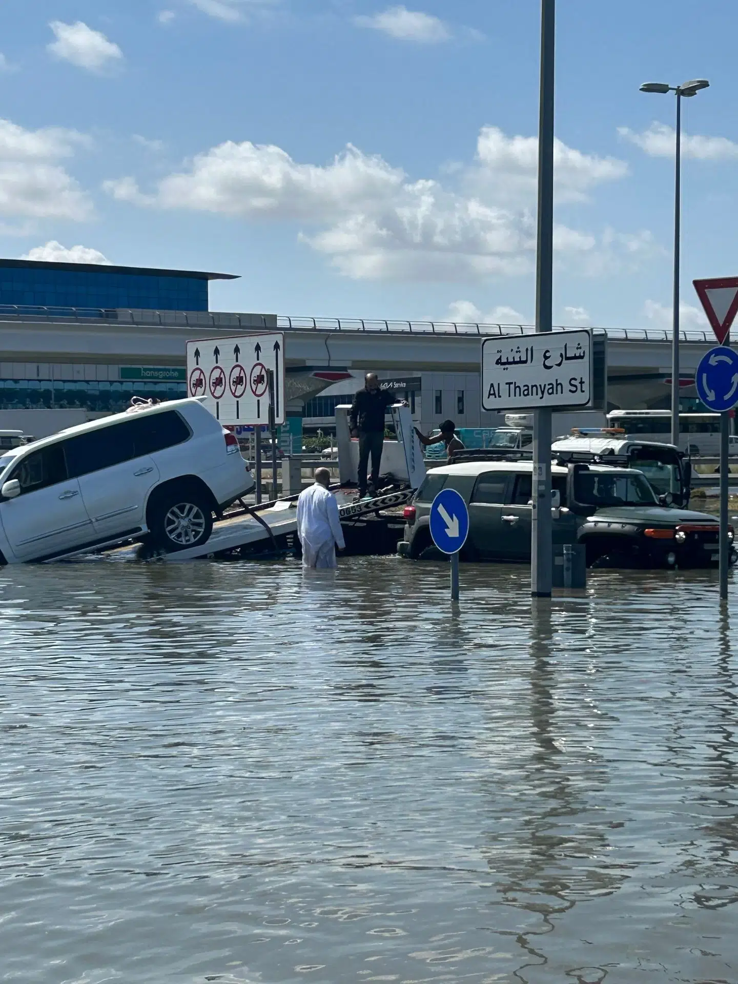 De har set hundredvis af oversvømmede biler.