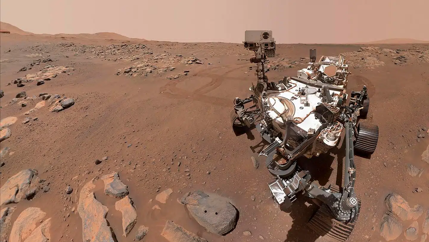 Perseverance har selv taget dette foto fra Mars, hvor roveren triller rundt og indsamler prøver. Foto: NASA, Scanpix
