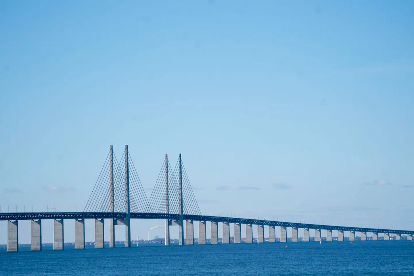 Der kan skabes store samfundsøkonomiske gevinster, hvis vi nedbryder grænsehindringer og gør det lettere for mennesker og virksomheder at arbejde og rekruttere på tværs af Øresund, skriver Tue David Bak Peter Lanng.