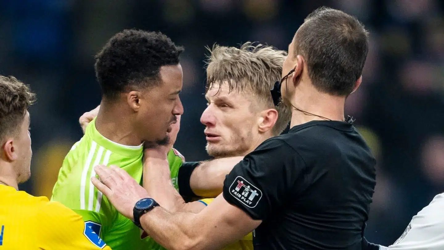 Vejles Nathan Trott og Brøndbys Daniel Wass i infight.