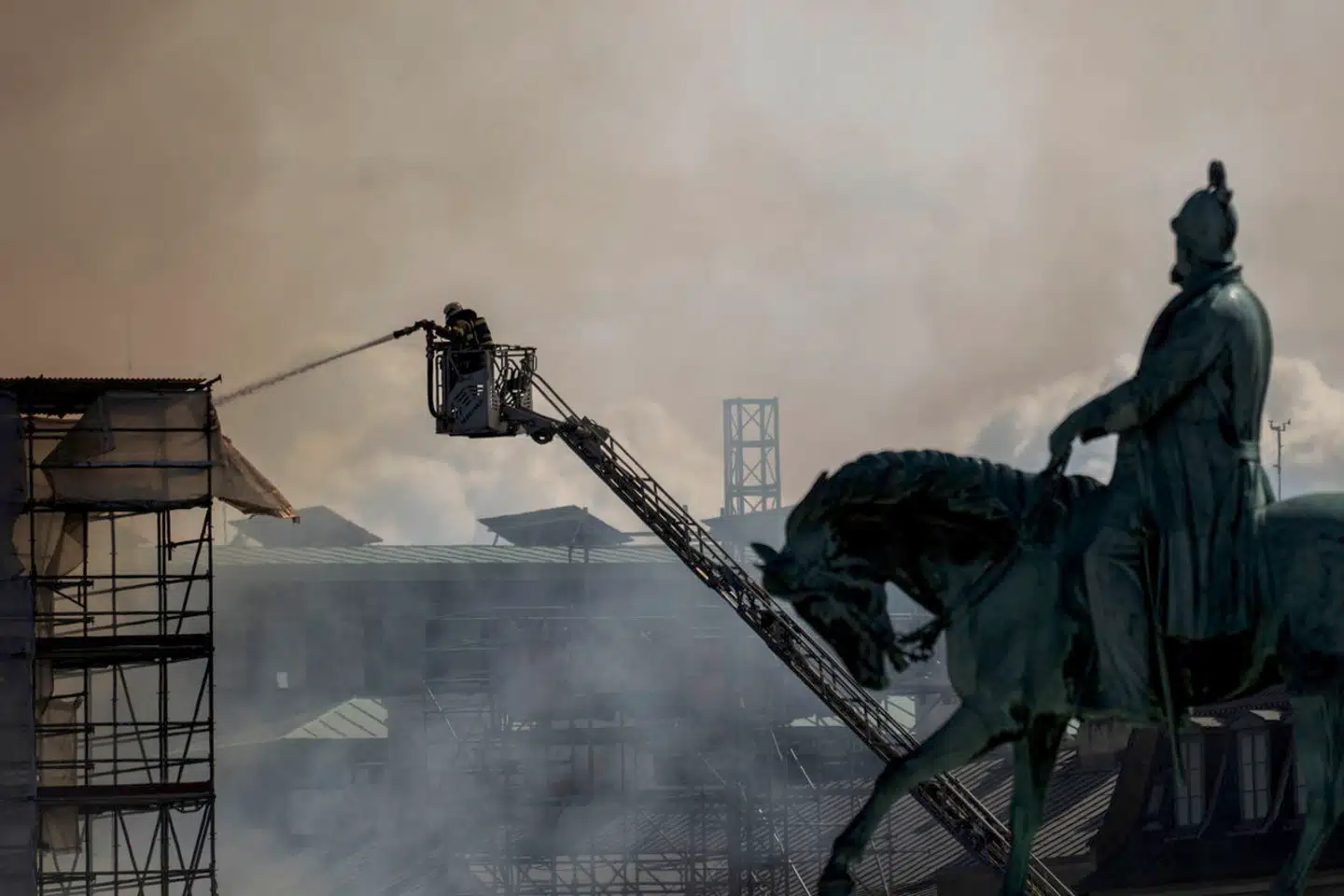 Store dele af Børsen brændte væk i storbranden tirsdag. Det er langt fra første gang, at historiske bygninger bryder ud i flammer.