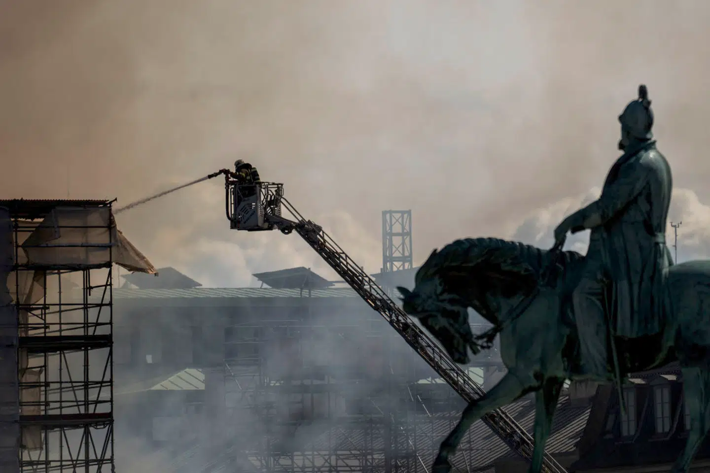 Store dele af Børsen brændte væk i storbranden tirsdag. Det er langt fra første gang, at historiske bygninger bryder ud i flammer.