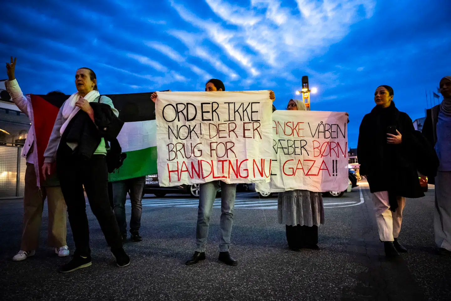 »Netop nu ser vi i Danmark hyppigt grupper udvise en eskalerende mangel på respekt for at lade andre komme fredeligt til orde – sågar til deres egne møder,« skriver Peter Kurrild-Klitgaard. Her afbryder Israelkritikere en EU-quiz arrangeret af Moderaterne 8. april.