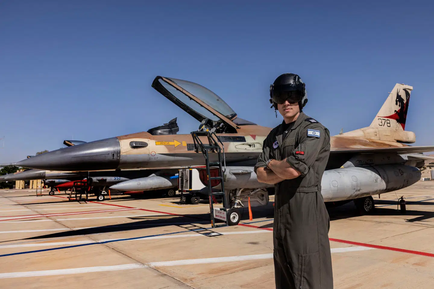 Her ses en anonym israelsk jagerpilot, der poserer foran et F-16-kampfly. Det er ikke denne pilot, der udtaler sig i artiklen.