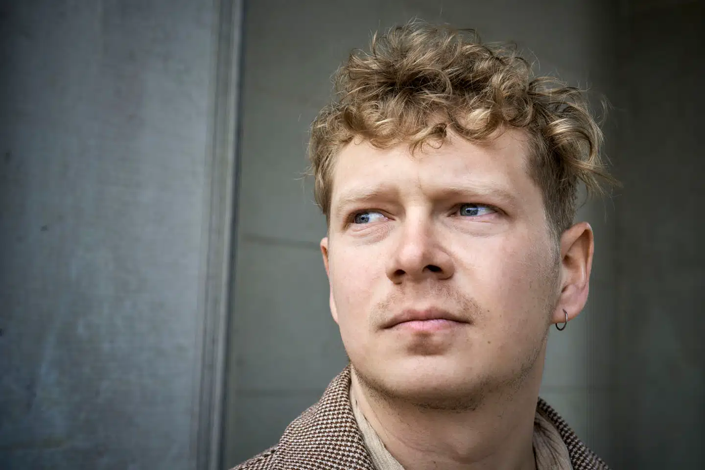 Journalist og kandidat i statskundskab Jacob Pedersen afdækker nye sider af alkoholkulturen i toppen af dansk politik. »Alkoholen er måske nok flyttet ud af Christiansborg, men den har stadig noget at skulle have sagt,« erklærer han.