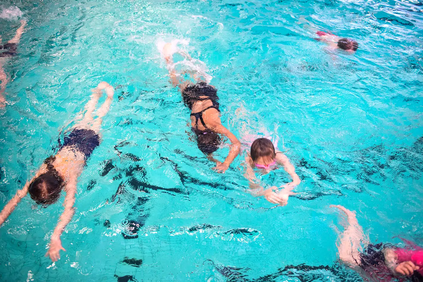 »Med kønsopdelt svømning kommer staten og den offentlige sektor til at agere moralpoliti på vegne af de konservative, muslimske forældre, der mener, at en kvindes værdi falder, jo mere tøj hun tager af i omklædningsrummet,« skriver Leny Malacinski i en kommentar. Arkivfoto: Sara Gangsted