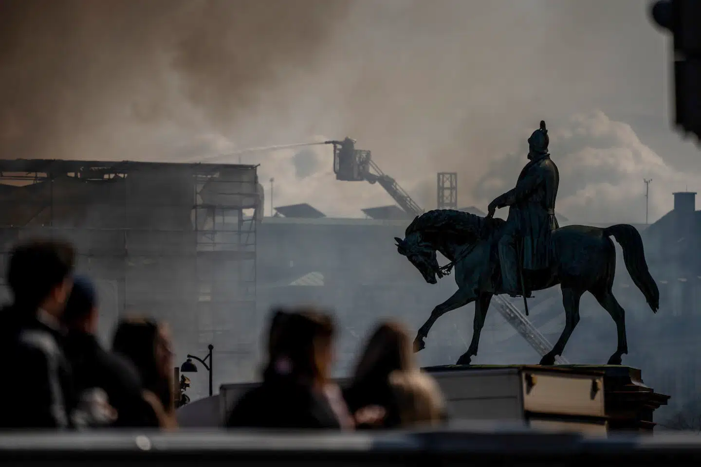 Kl. 7.36 gik den første alarm hos Hovedstadens Beredskab. Fire minutter senere kørte den første brandbil ind ad Slotsholmsgade, og så blev der for alvor slået alarm, mens ansatte blev evakueret. Indsatslederen kan dog ikke sige noget om, hvornår den første brandslange begyndte på slukningsarbejdet.