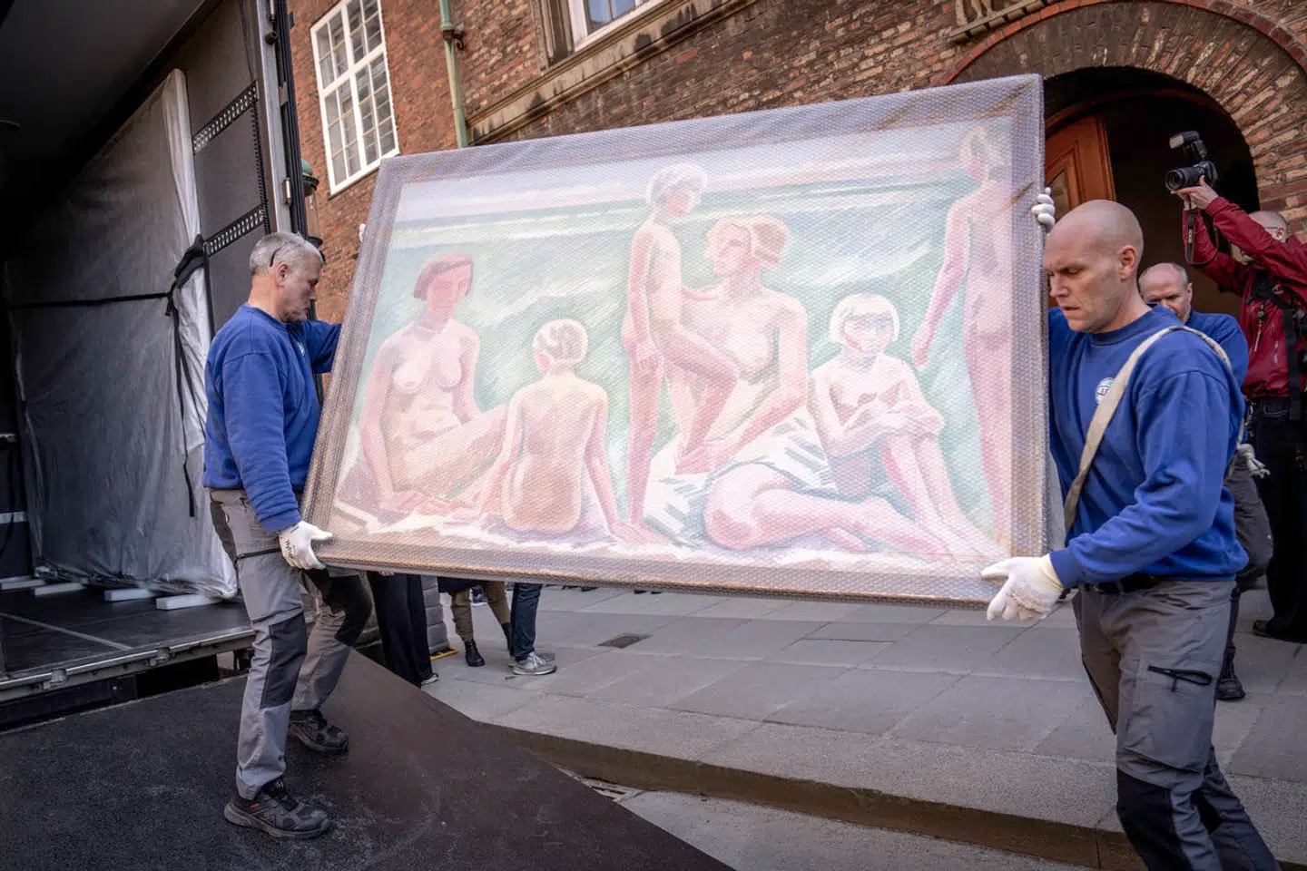 I Børsen blev flere hundrede kostbare malerier opbevaret. Med al hast blev størstedelen af dem reddet ud af den brændende bygning tirsdag morgen og kørt væk til Nationalmuseets opbevaring i Vinge.