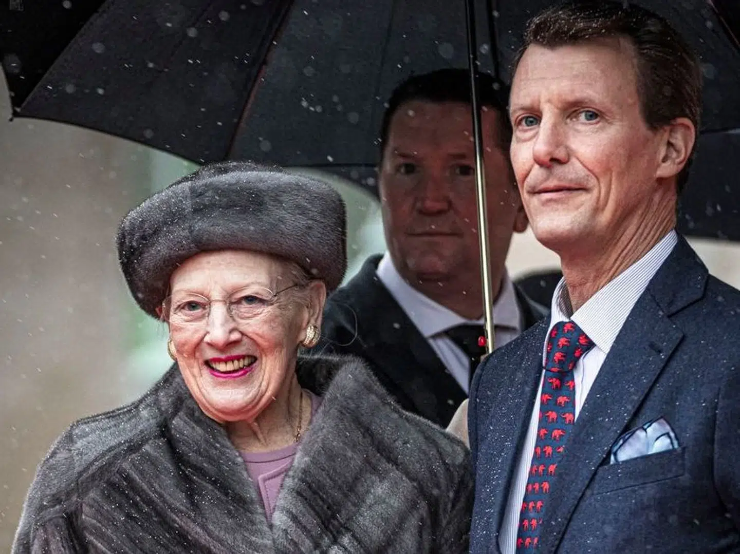 Der er ingen tvivl om, at uenighederne om titlerne på prins Joachims børn har skabt ballade mellem dronning Margrethe og prinsen. Nu sætter prins Joachim på ny ord på krisen.