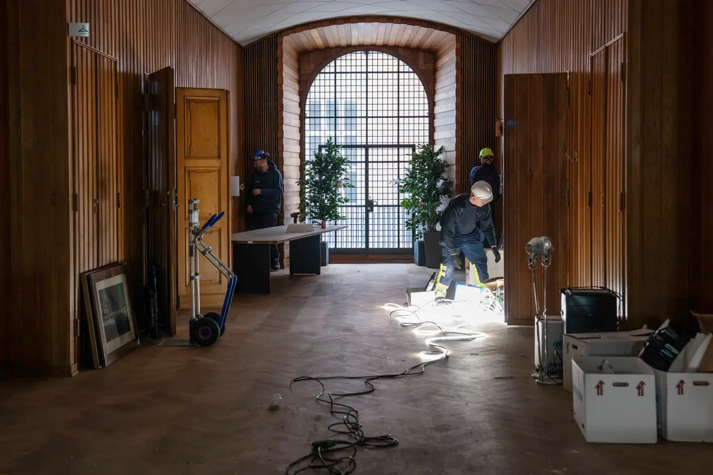 Elektriciteten i Børsbygningen er slukket under de første dages arbejde med at sikre bygningen for at undgå, at kombinationen af store mængder vand, gløder og elektricitet giver yderligere skader.