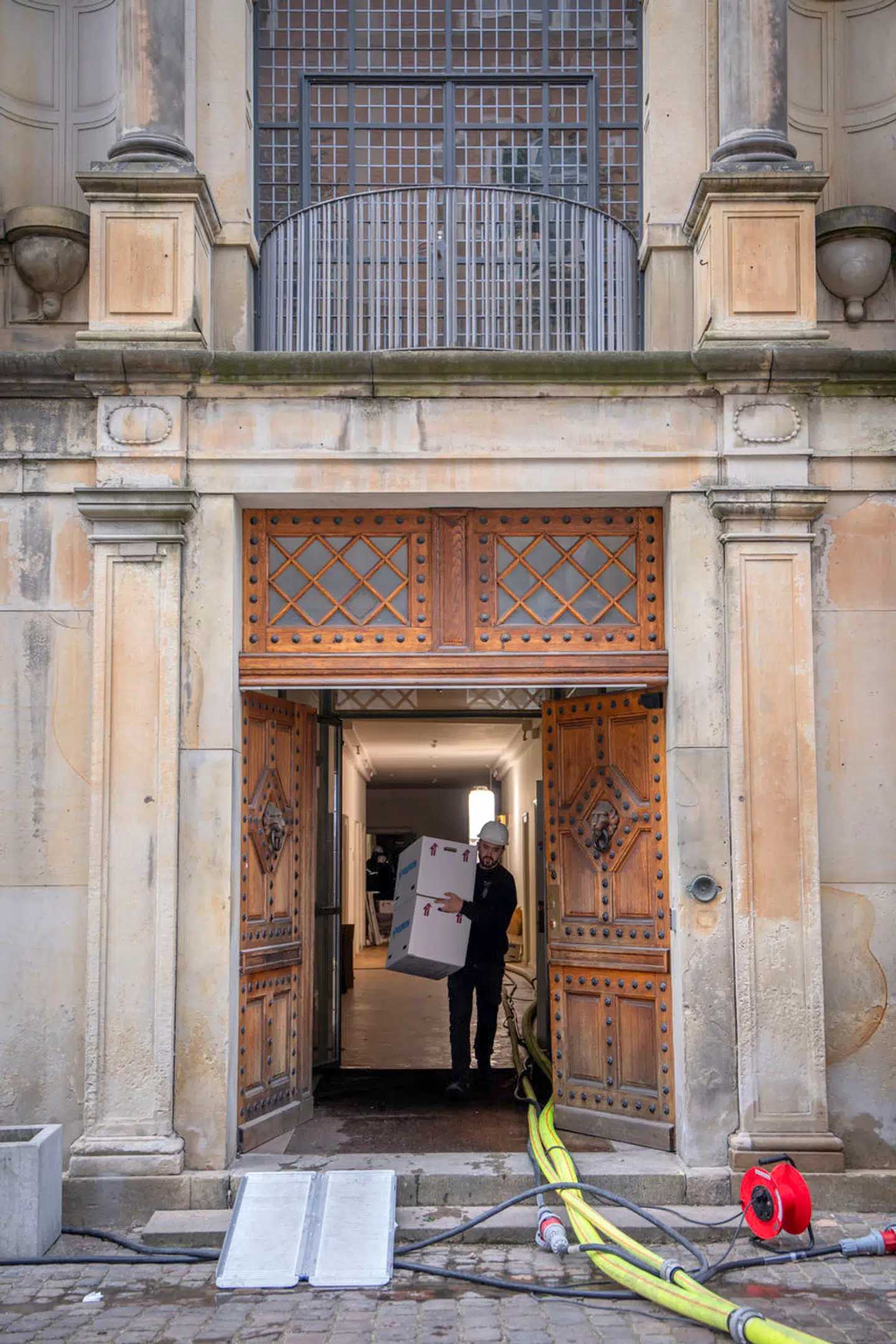 Onsdag slæbte flyttemænd montanareoler, papirer, hæve-sænke-borde og et enkelt beer-pong-spil ud fra de kontorer, der ikke var berørt af flammerne, men som stadig er skadet af røg og vand.