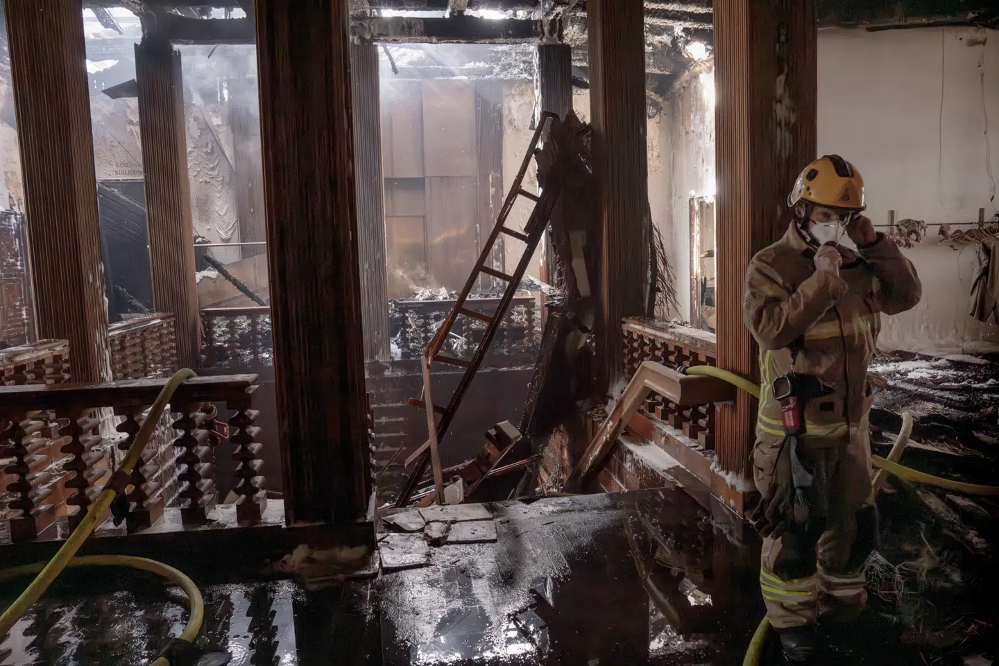 Mange af de værdier, der i al hast måtte reddes ud af Børsen tirsdag morgen, befandt sig på første sal i Børsen, der med et gammeldags udtryk kunne kaldes en cigarkasse. Alle paneler er træbeklædte, søjlerne er af træ, og i det hele taget er der masser af brændbart materiale i sådan en bygning fra 1623.