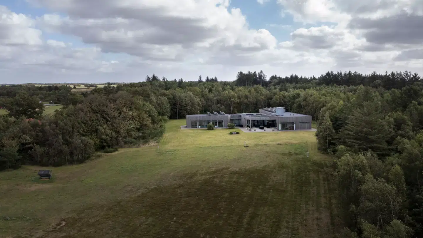 Vingegaard-familien har købt denne kæmpe villa – og der fører 16 hektarer med.