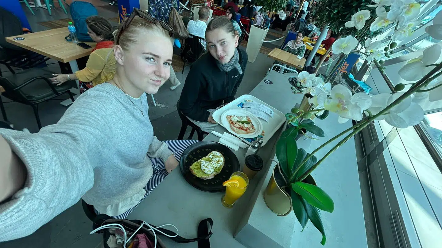 Her ses de to veninder i Dubai International Airport, hvor de har fået sig noget mad