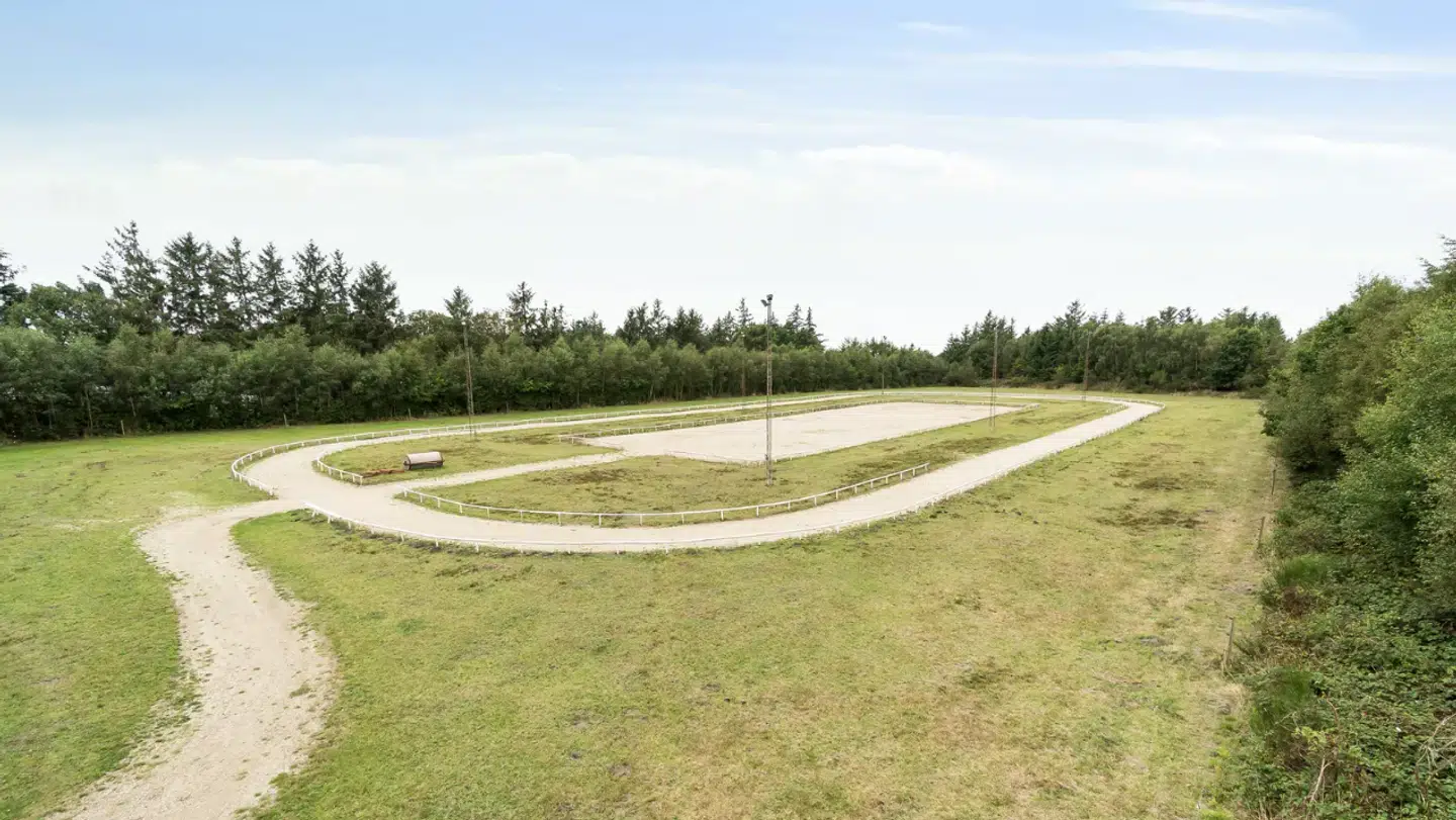 Der er ridebane på grund, som Vingegaard-parret har erhvervet sig.