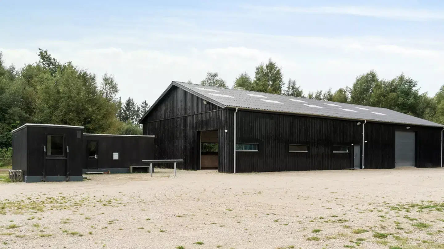 Huset tæller også staldbygninger.