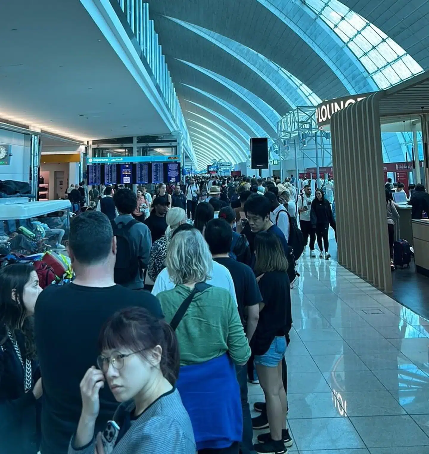 Der er timelange køer i Dubai International Airport. Her ser du en af dem, der slanger sig så langt, øjet rækker