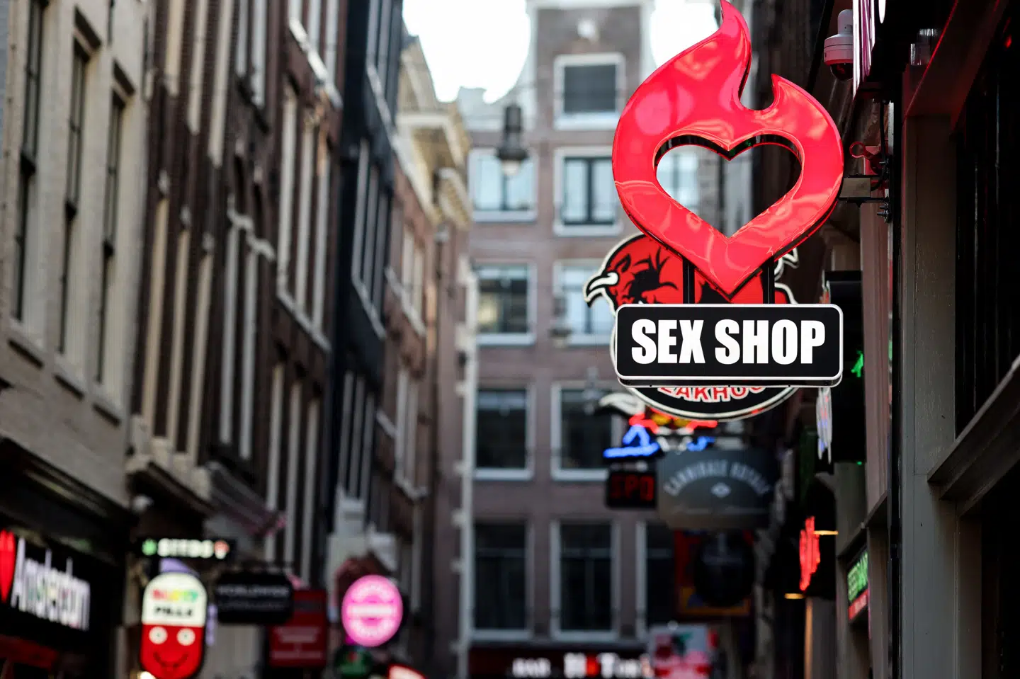 Amsterdam igangsatte sidste år en kampagne for at ændre sit ry som en slags syndens by, hvor turister kan støde på prostitution og ryge sig skæve. (Arkivfoto).